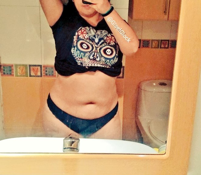 GiselGlock's tweet photo. Lo prohibido siempre sabe mejor 🥴 Buenísima noches 😋 #CurvyLady 
#MiercolesDeGanarSeguidores https://t.co/ZfmBZU43fu