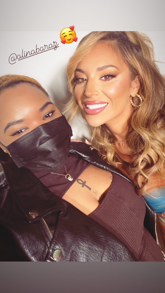 thaatsunflower's tweet photo. They told us not to hug her….. shiiiiit ! I went in there with my arm out saying “girl I love you” 😂 “#alinabaraz #alonewithyoutour https://t.co/FNM0egQffj