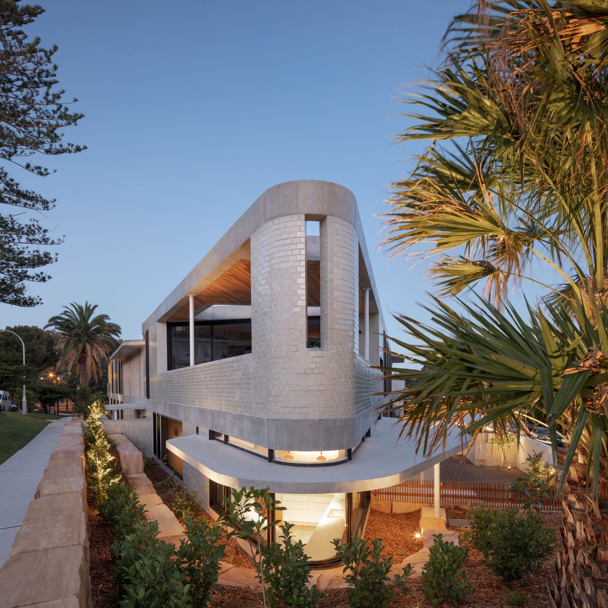 RMIT's tweet photo. #TalkingDesign host Stephen Crafti chats with #architect Richard Cole about designing houses that maintain their uniqueness and connection to their bush surroundings. Listen now: https://t.co/ntcgUohFK9
#Podcast #Design #Architecture https://t.co/Nb2DfJOe39