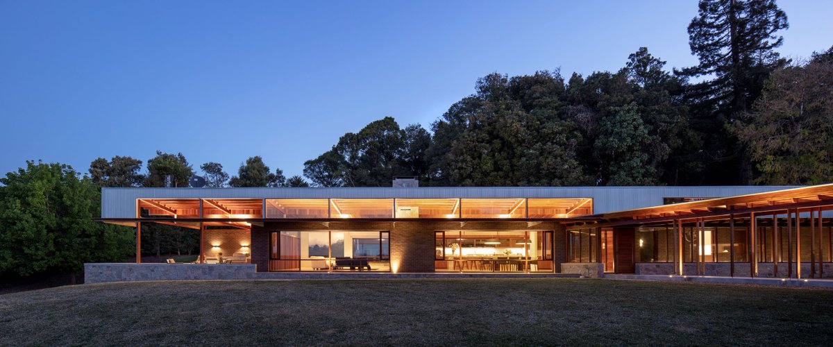 RMIT's tweet photo. #TalkingDesign host Stephen Crafti chats with #architect Richard Cole about designing houses that maintain their uniqueness and connection to their bush surroundings. Listen now: https://t.co/ntcgUohFK9
#Podcast #Design #Architecture https://t.co/Nb2DfJOe39