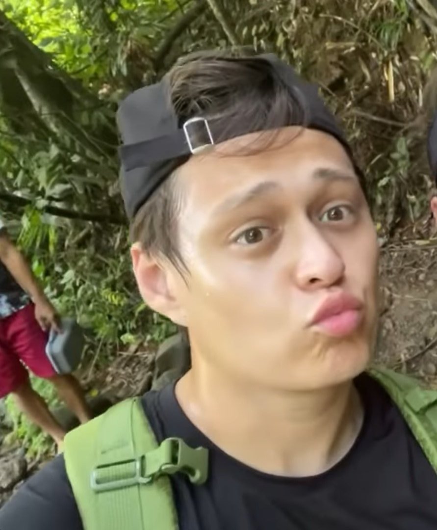 vkukth's tweet photo. MARSEEEEE YUNG KUTIS NI ENRIQUE MARI 😭😭 ANG GWAPO NG JOWA MO @lizasoberano PA-MINE PO https://t.co/QtlVjSsv6z