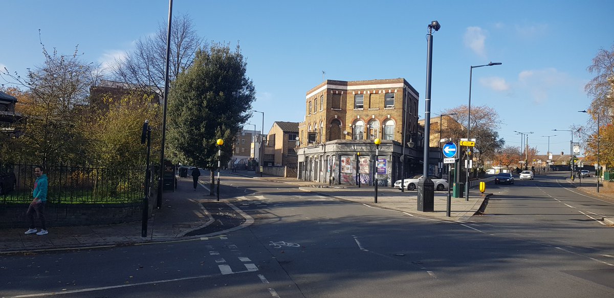 EnglishWineJobs's tweet photo. @TimThePlanner @LondonCycle3 @roadcc @SustransLondon @THINKgovuk @London_Cycling It's the parallel crossing at Fernhead &amp; Kilburn Ln, part of the one way system on B413
There aren't signs to warn drivers that it's a parallel crossing 

Who's responsible?

And who are the best road safety campaigners to make sure it's improved?

@willnorman 
@BrentCyclists https://t.co/OeT5M32LhH