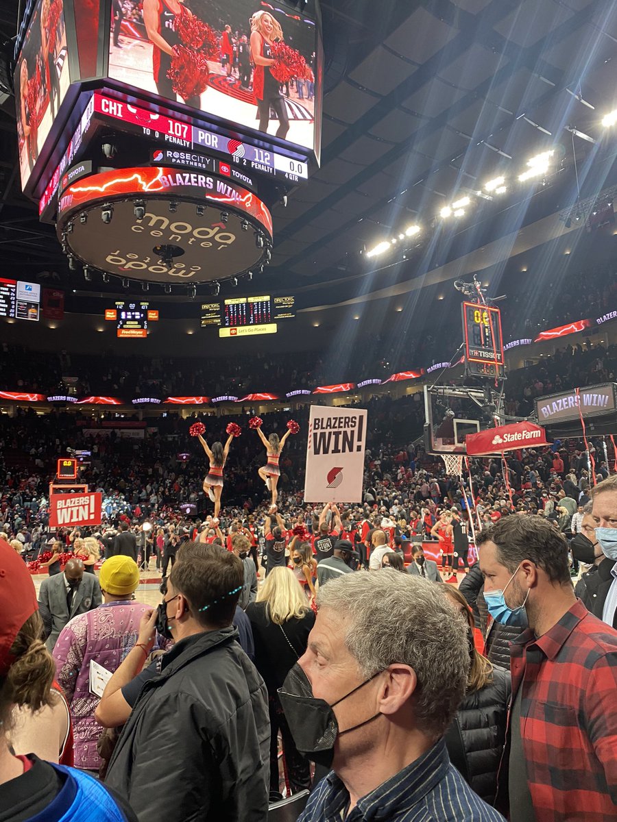 BrownWarrens's tweet photo. A night to remember! Sat court side at the Blazers-102 vs Bulls-98 game thanks to my amazing Guardians parents. Dame balled out tonight๐๐ฅ๐#directfan #ripcity https://t.co/N3SXIiigjK