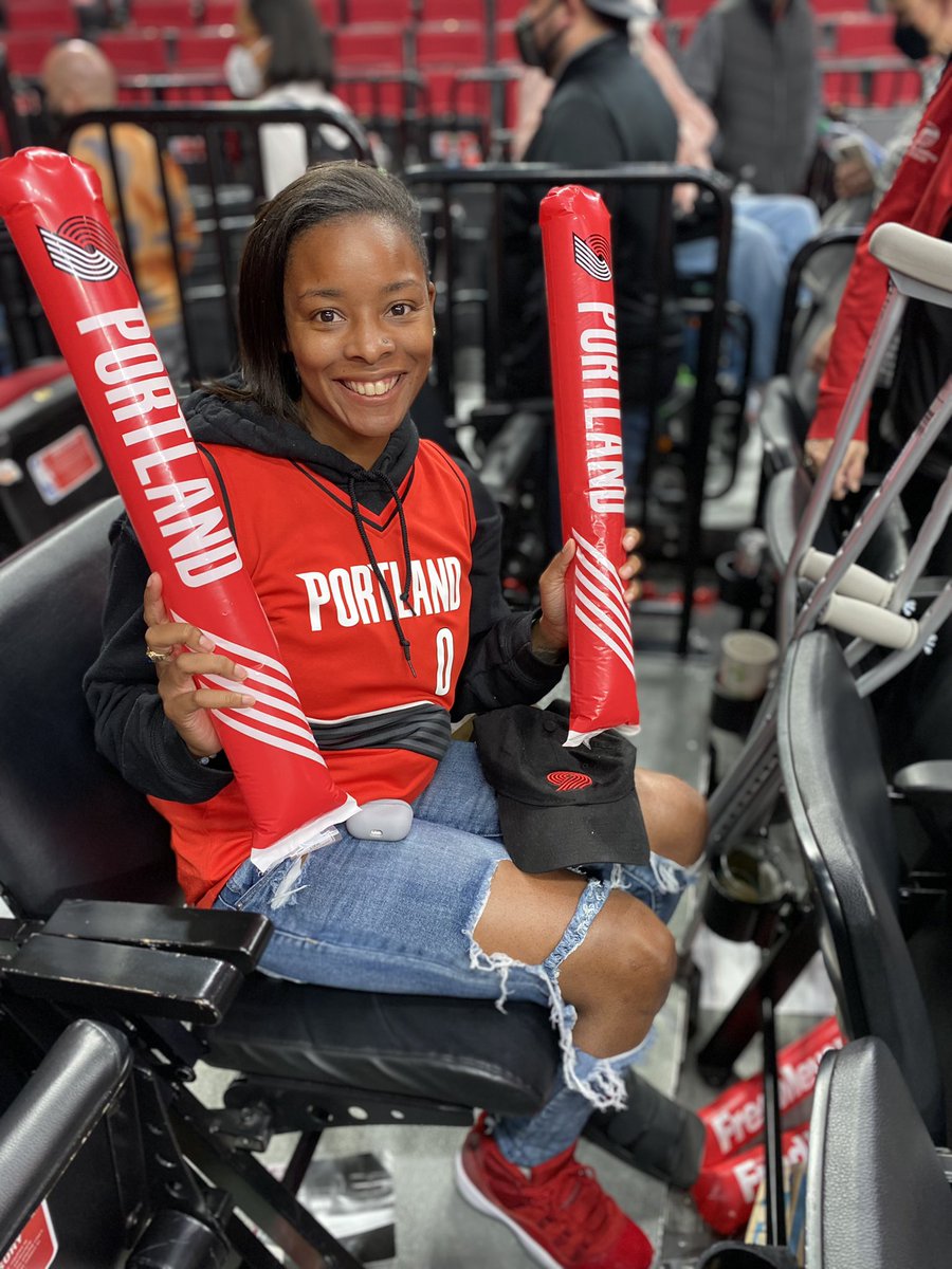 BrownWarrens's tweet photo. A night to remember! Sat court side at the Blazers-102 vs Bulls-98 game thanks to my amazing Guardians parents. Dame balled out tonight๐๐ฅ๐#directfan #ripcity https://t.co/N3SXIiigjK