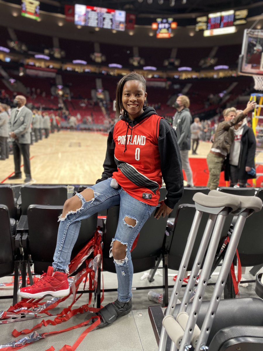 BrownWarrens's tweet photo. A night to remember! Sat court side at the Blazers-102 vs Bulls-98 game thanks to my amazing Guardians parents. Dame balled out tonight๐๐ฅ๐#directfan #ripcity https://t.co/N3SXIiigjK
