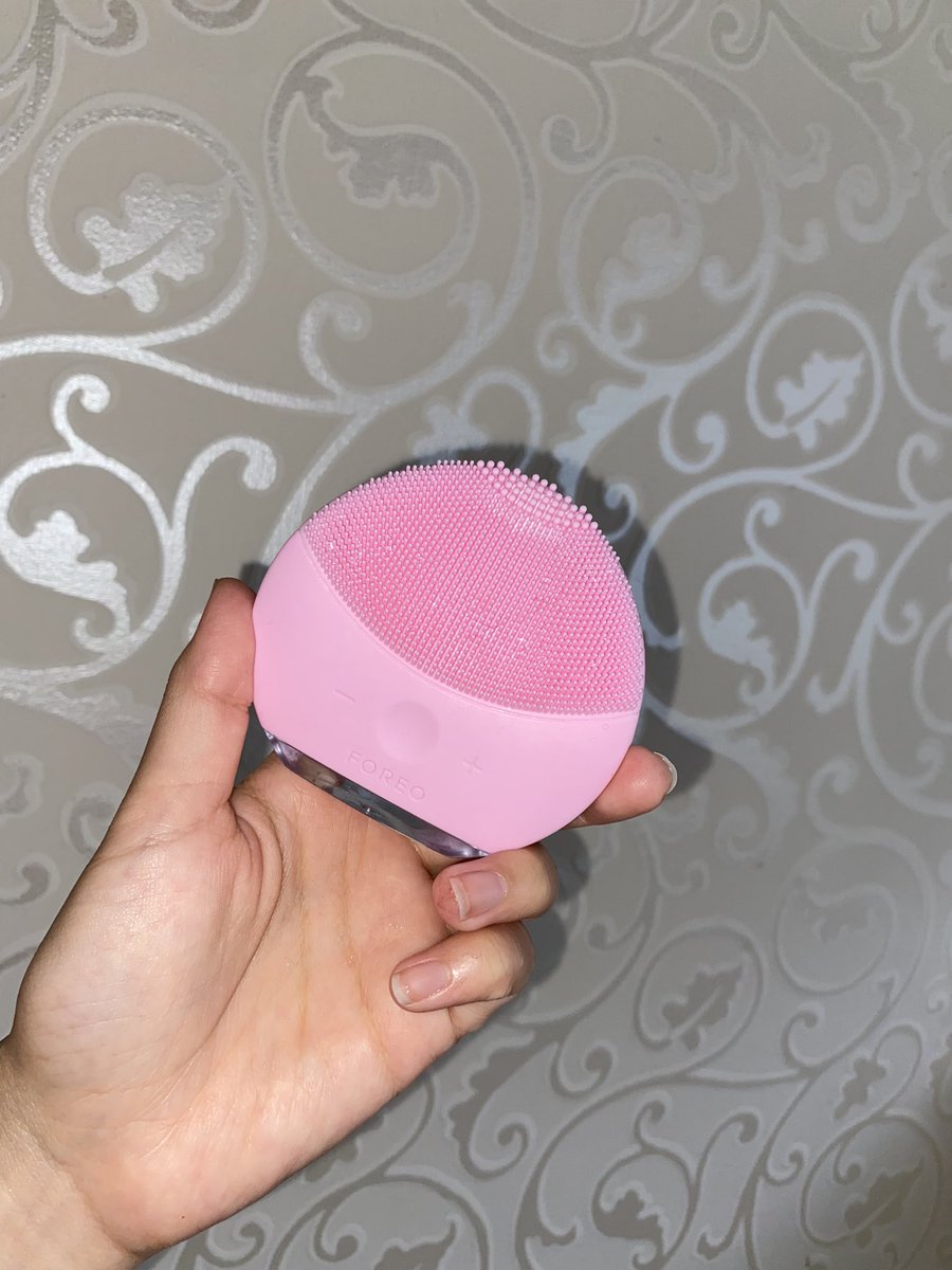 nanaha_mrt's tweet photo. 友達からもらった #FOREO #LUNAmini2
美顔器的なものを初めて使ったんやけども！
見た目かわいいしコンパクト！
洗顔後つるっつるになってびっくり！
触り心地もやけど振動で顔全体スッキリする感じ！
男性も使える黒もあるらしい、珍しいよね！お揃いにします？？🥰
使えてよかったです〜ありがとう🌸 https://t.co/05vCZoSVJe