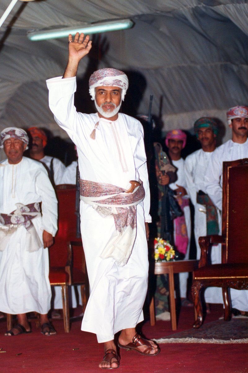 لنصف قرن؛ 
أفنى عمره حتى ارتقىٰ بعُمان 

سلام على روحه الطاهرة
#أعز_الرجال_وأنقاهم 

#العيد_الوطني_الحادي_والخمسين
#قابوس_في_قلوبنا