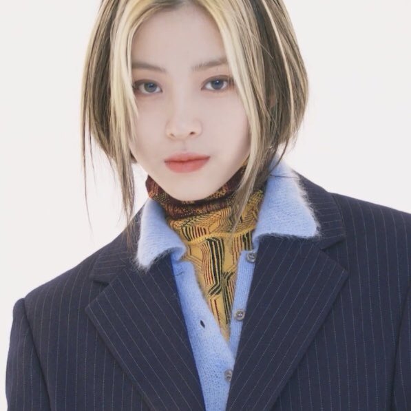 SRJF1LES's tweet photo. #류진 #RYUJIN https://t.co/zQmyO218bl