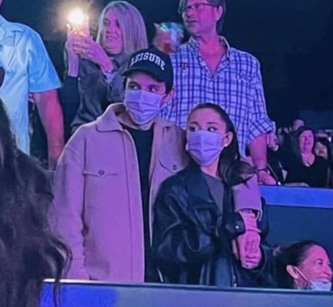__Mar6__'s tweet photo. A VER,ME ESTAS DICIENDO QUE NO SOLAMENTE ESTAN GEMMA Y ANNE EN EL CONCIERTO DE HOY SI NO QUE TAMBIEN ESTA ARIANA GRANDE!?!??
 EL PODER DE HARRY STYLES DIOS https://t.co/IcKvgN3NiU