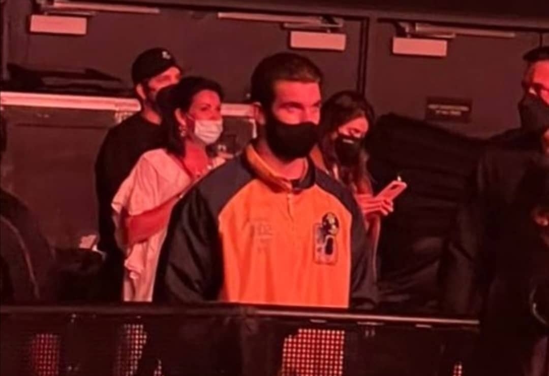 __Mar6__'s tweet photo. A VER,ME ESTAS DICIENDO QUE NO SOLAMENTE ESTAN GEMMA Y ANNE EN EL CONCIERTO DE HOY SI NO QUE TAMBIEN ESTA ARIANA GRANDE!?!??
 EL PODER DE HARRY STYLES DIOS https://t.co/IcKvgN3NiU