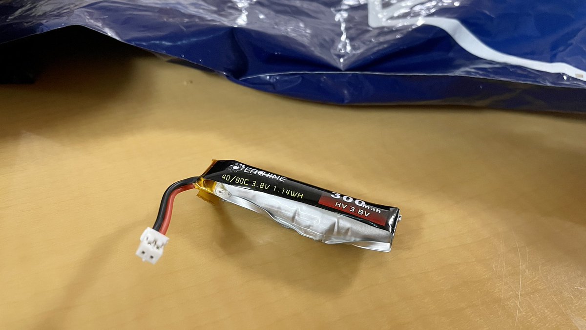 yuzuiroFPV's tweet photo. 届いた新品UZ65開封したら、、、恐怖！(((( ;ﾟдﾟ)))ｱﾜﾜﾜﾜ
発火せんで良かったね、てかなんでケースに入ってるのに、こんななるの？ https://t.co/sDrfFiDDnA