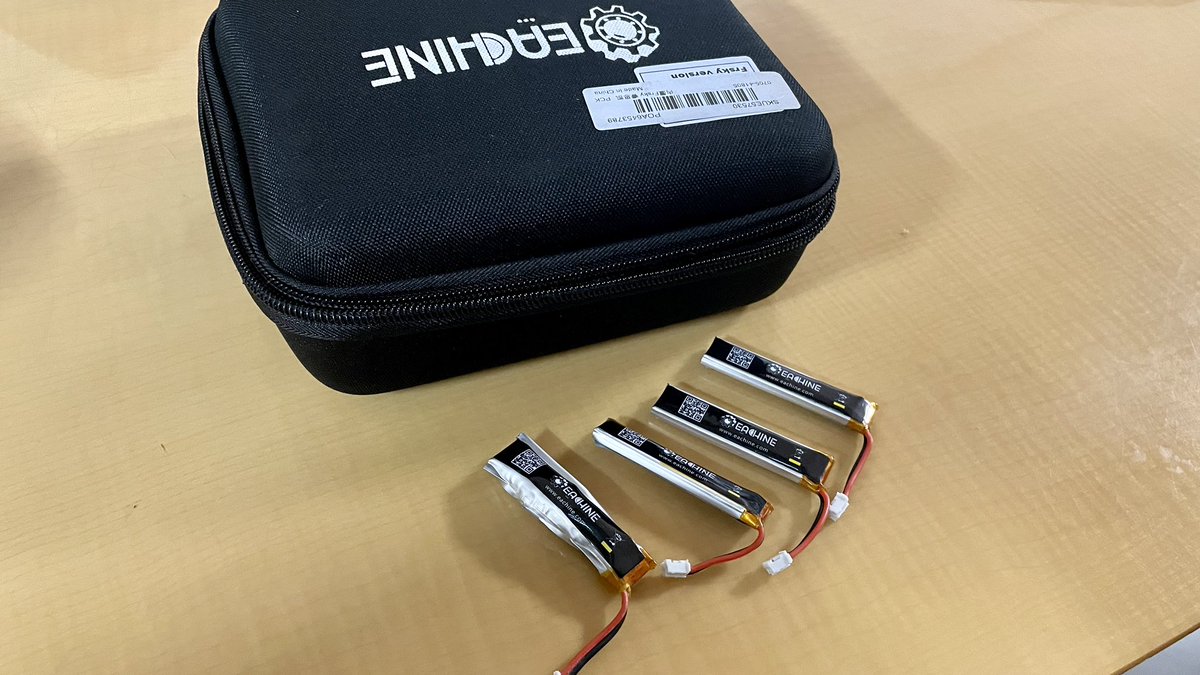 yuzuiroFPV's tweet photo. 届いた新品UZ65開封したら、、、恐怖！(((( ;ﾟдﾟ)))ｱﾜﾜﾜﾜ
発火せんで良かったね、てかなんでケースに入ってるのに、こんななるの？ https://t.co/sDrfFiDDnA