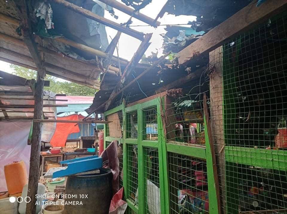 paingphyooo1's tweet photo. Junta fired gun &amp; artillery fire in TinTeinYan village, YeU tsp, killing 3 civilians.10,000 residents have been forced to flee. Junta stormed abandoned homes, TORCHING homes, and plundering civilian belongings.
#Nov17Coup
#WhatsHappeningInMyanmar https://t.co/lLyWn2pzxB