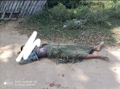 paingphyooo1's tweet photo. Junta fired gun &amp; artillery fire in TinTeinYan village, YeU tsp, killing 3 civilians.10,000 residents have been forced to flee. Junta stormed abandoned homes, TORCHING homes, and plundering civilian belongings.
#Nov17Coup
#WhatsHappeningInMyanmar https://t.co/lLyWn2pzxB