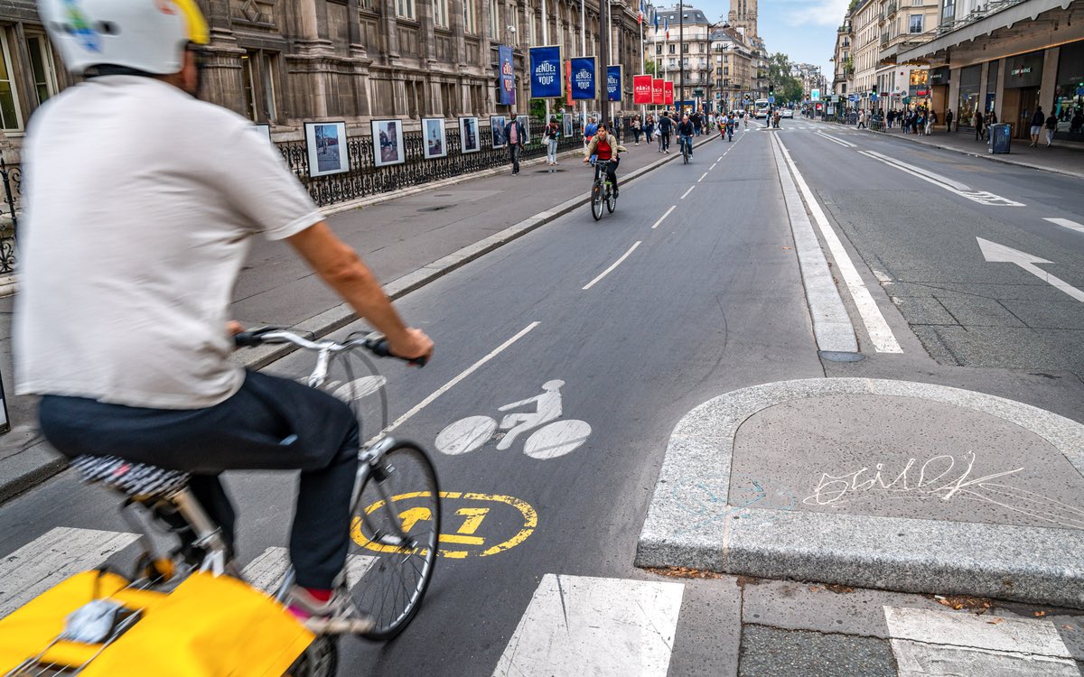BrentToderian's tweet photo. The new Paris 2021-26 urban biking plan will invest €250m to, among other things, make 52km of pandemic bike-lanes permanent; add 130km of new bike-lanes; add 130K new bike parking spots; &amp; teach all elementary school students to bike.

Leadership.

https://t.co/c1v3YcjPA2 https://t.co/ebB53z469g