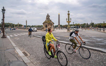 The new Paris 2021-26 urban biking plan will invest €250m to, among other things, make 52km of pandemic bike-lanes permanent; add 130km of new bike-lanes; add 130K new bike parking spots; &amp; teach all elementary school students to bike.

Leadership.

paris.fr/pages/un-nouve…