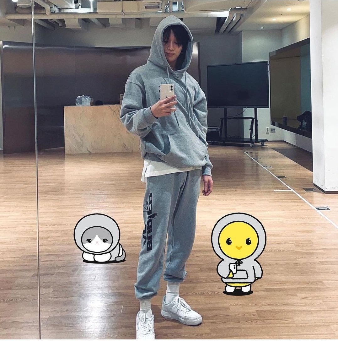 SHINCTee_'s tweet photo. Taemin mirror selfie

— A Thread

cr.tto

#TAEMIN #SHINee #SuperM https://t.co/tr8O14rLhu