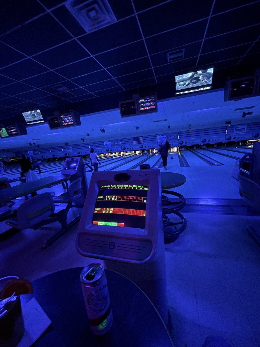 StayGoldErika's tweet photo. bowling &amp; drinks 🎳🍻 https://t.co/5KhBsWoMDG