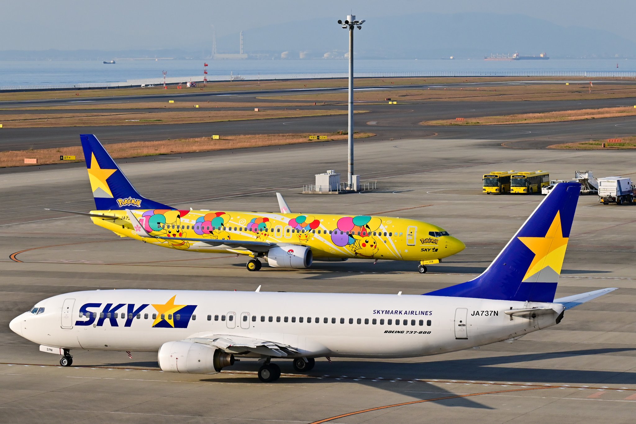 تويتر 中部国際空港セントレア على تويتر スカイマークのピカチュウジェットが764便として新千歳からセントレアに到着しました ピカチュウジェット もう皆さんご覧になりましたか スカイデッキでも多くの方がカメラやスマホで撮影されていました かわいい