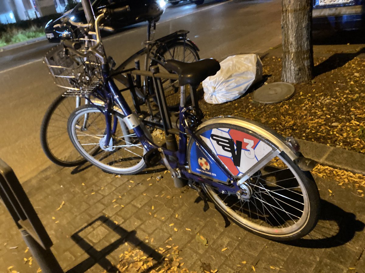 papicyclette's tweet photo. @LyonAVelo @VeloCiteBdx Il n’a pas beaucoup bougé, il était déjà là le 6 octobre ! #Vcub #V3 https://t.co/2bO9BWMAWP