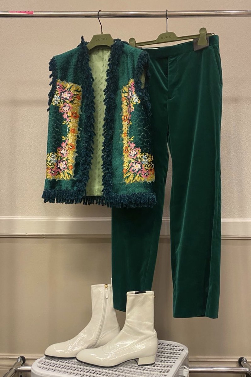 hsdailyscoop's tweet photo. 📸 | A close up of Harry’s outfit for #LoveOnTourLosAngeles !!
#hslot #loveontour #harrystyles #LoveOnTourLA #liveattheforum #HarryStylesForum https://t.co/wf1W9y9U1R