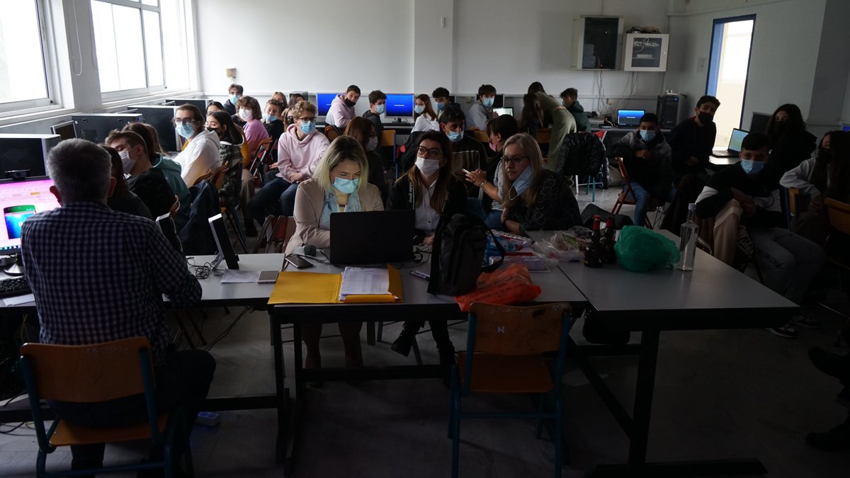 escalante329's tweet photo. El pasado martes alumnos de 2º ESO en #Grecia con el proyecto Active Learning Academy @EUErasmusPlus. Segunda jornada en #Cabanyal #Egio #Peloponeso. Han experimentado cómo desarrollar aplicaciones móviles App Inventor junto con estudiantes de #Chipre #Italia #Polonia #Grecia https://t.co/6NqWhwJEjM