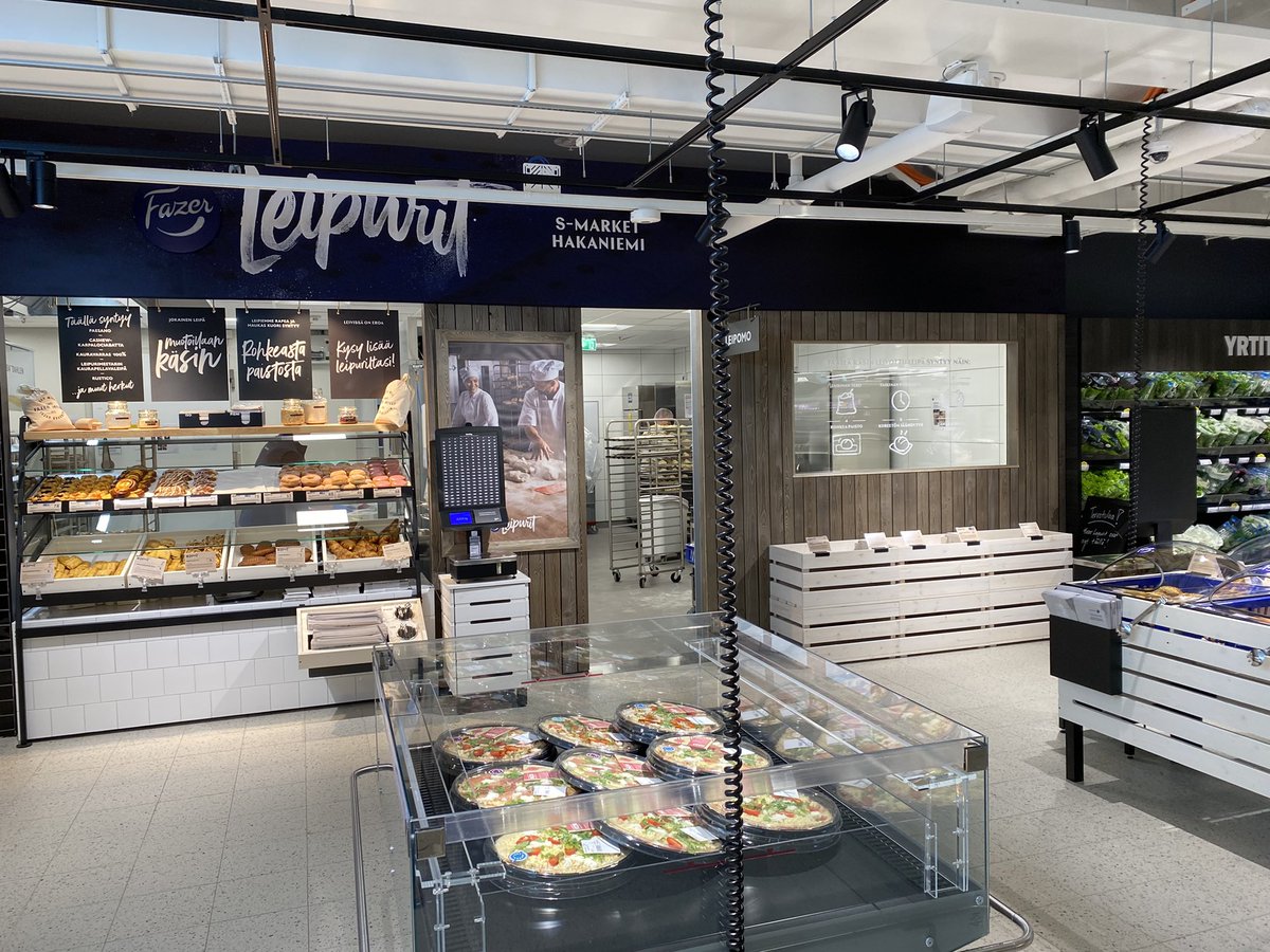 TalsoAri's tweet photo. S-market palaa 2,5 vuoden tauon jälkeen perinteiselle kauppapaikalle Hakaniemeen. Valikoimat on rakennettu kantakaupungin asukkaiden toiveiden mukaisesti. Paljon mm. vegeä ja luomua, Itsudemon sushit ja Fazer myymäläleipomo. Tervetuloa tutustumaan. #smarket #hokelanto https://t.co/rlgJEoyuoy