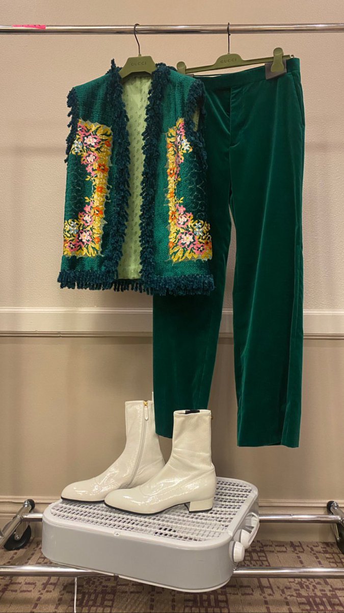 HLDTour's tweet photo. Close up of Harry’s green outfit. 
#LoveOnTourLA #Night1 
11.17.21 

📸: harry_lambert https://t.co/7D1Nodr89e