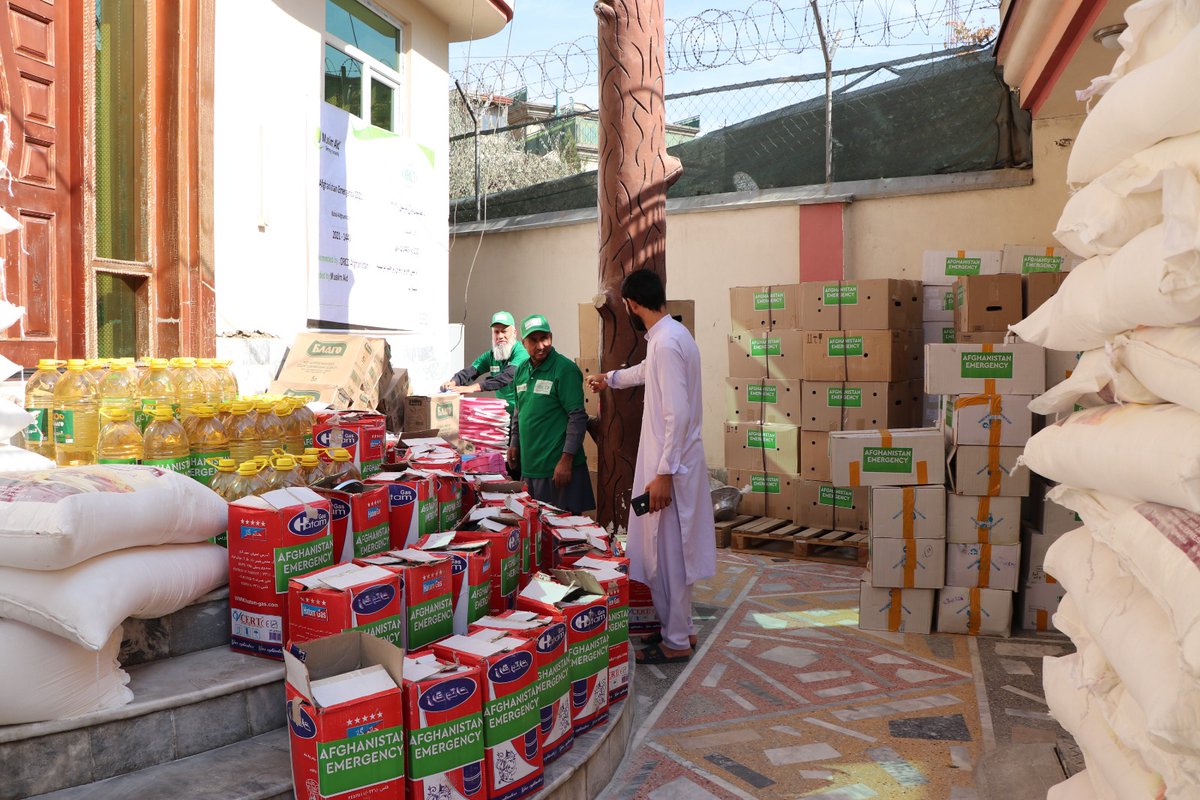 Muslim_Aid's tweet photo. Alhamdulillah Muslim Aid continues to provide emergency food parcels and hygiene kits to families and children in Afghanistan.

This wouldn't be possible without your support. 

With winter fast approaching now is the time to give. 

Donate now! https://t.co/AIl4tau6rh
