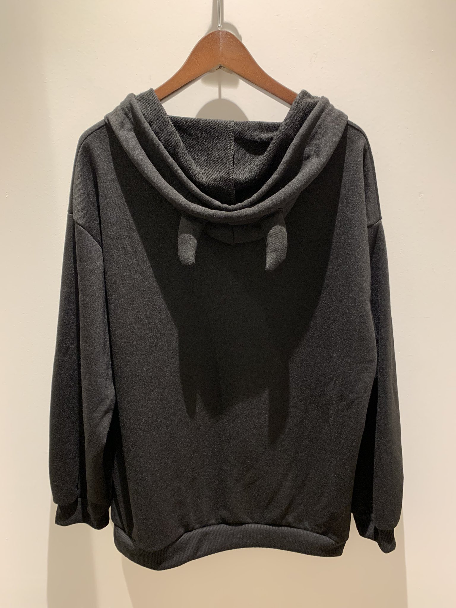 Travas横浜 Shota Rt Travas Tji Chan New Arrival 遅くなりましたが 横浜店にも新セレクトブランド Novessel から ブローチ付きツノパーカーが入荷してます シンプルで使いやすい フードにツノが付いてて 後ろから見ても被っても