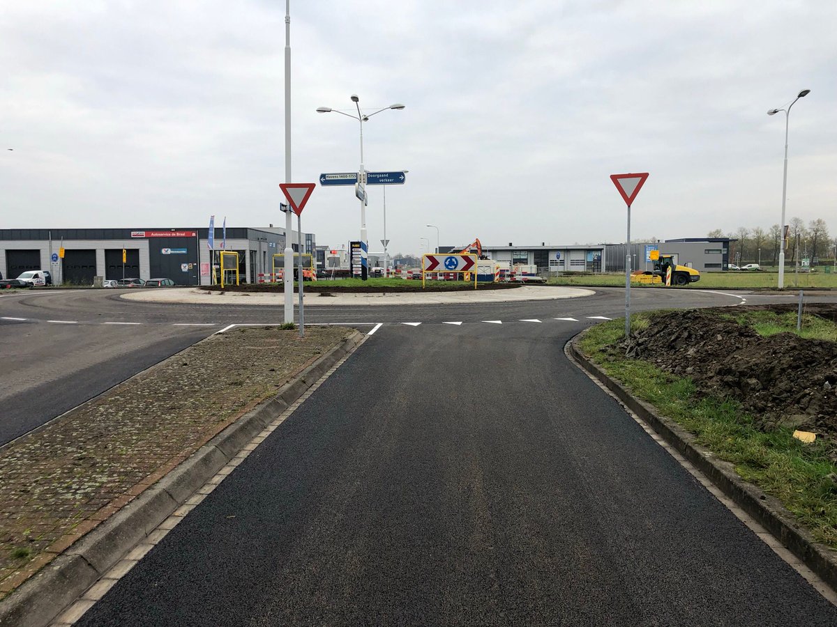 Binnen 40 uur heeft KWS Infra Roosendaal-Sas van Gent de werkzaamheden aan de rotonde op de Haarmanweg in Terneuzen uitgevoerd en opgeleverd. Hierdoor hebben de omliggende bedrijven zo min mogelijk hinder ondervonden.

#KWSmaakthet #asfalt #duurzaambouwen