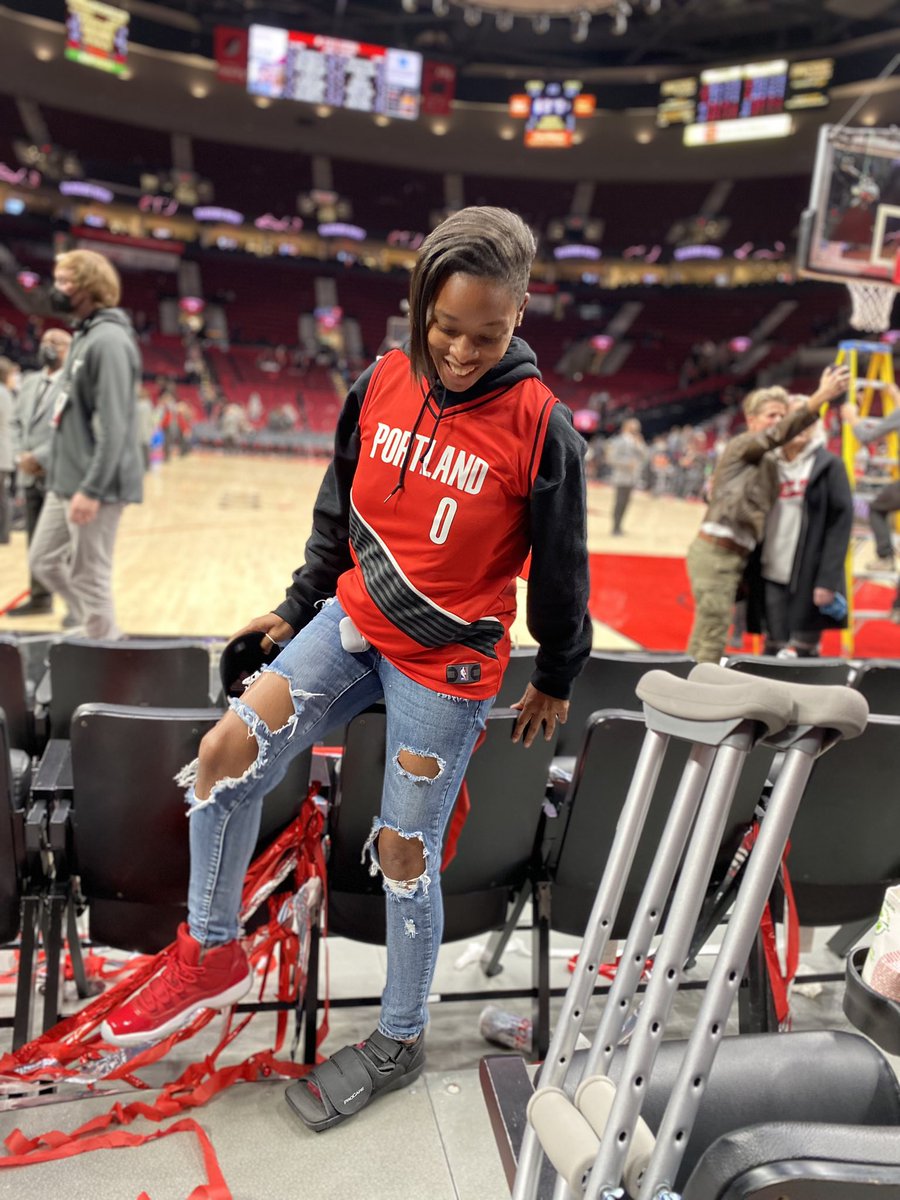 BrownWarrens's tweet photo. Leaders need breaks with quality friends! Thanks for spending time with me @almadvel! #RipCity #directfan https://t.co/JqlrA2l0bV