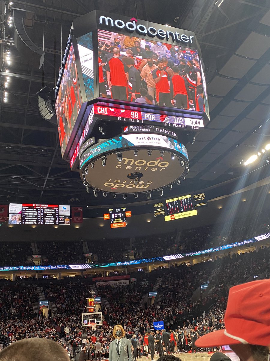 BrownWarrens's tweet photo. Leaders need breaks with quality friends! Thanks for spending time with me @almadvel! #RipCity #directfan https://t.co/JqlrA2l0bV