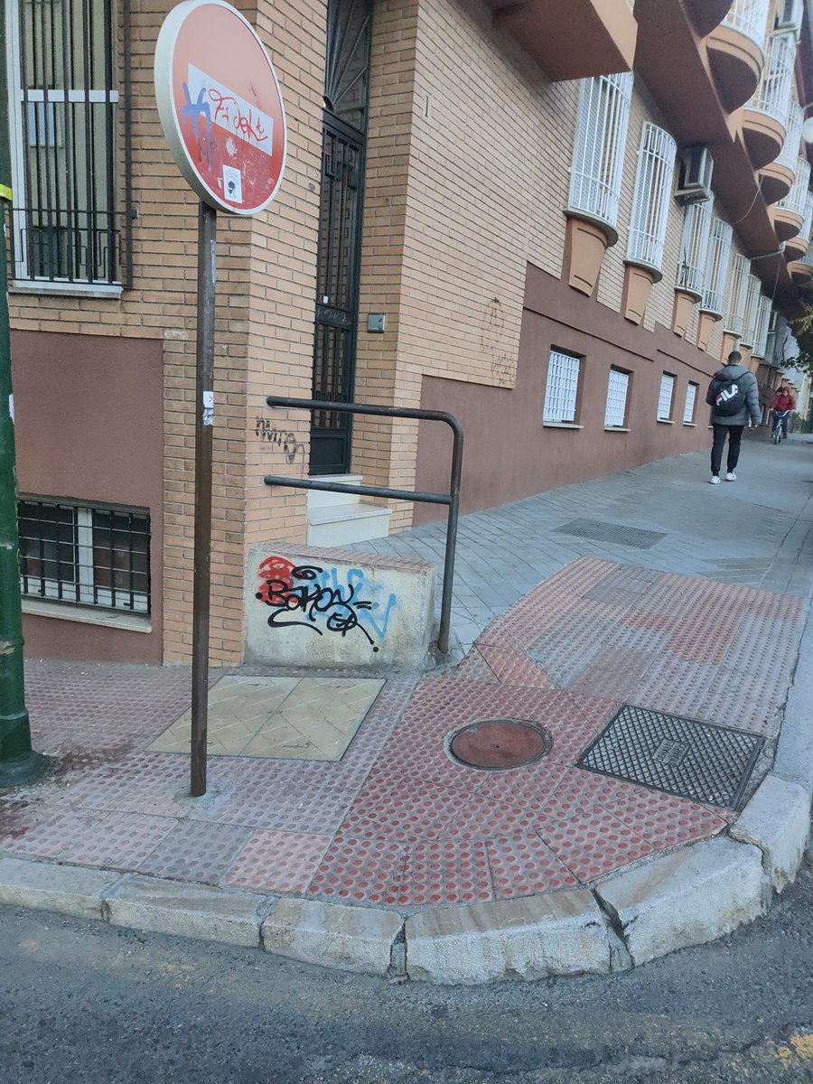 carloseando's tweet photo. La cantidad de gente a la que he visto resbalarse en esta mierda de acera??? Parece que está encantada o algo https://t.co/IeXJNB8L9d
