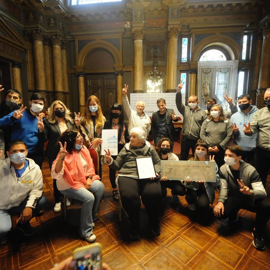MarceLopez65's tweet photo. Reconocimiento por su gran tarea que realiza día a día en el barrio para mejorar la calidad de vida de las personas que se acercan a su Institución para formarse educativamente. Gran ejemplo, aplausos fuertes y a seguir marcandonos el ritmo, compañera Susana " Pocha" Carmiña.👋 https://t.co/BFpc1FH7BZ