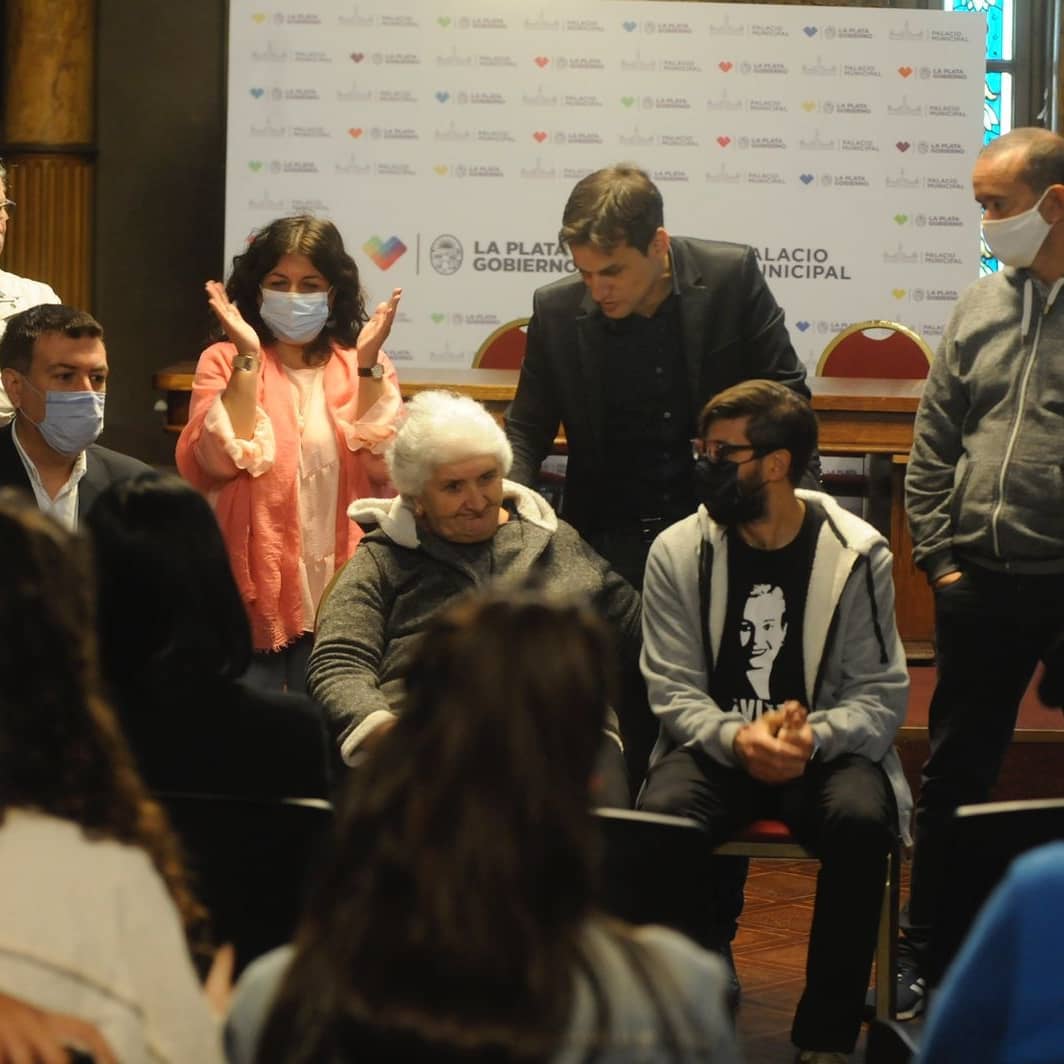 MarceLopez65's tweet photo. Reconocimiento por su gran tarea que realiza día a día en el barrio para mejorar la calidad de vida de las personas que se acercan a su Institución para formarse educativamente. Gran ejemplo, aplausos fuertes y a seguir marcandonos el ritmo, compañera Susana " Pocha" Carmiña.👋 https://t.co/BFpc1FH7BZ