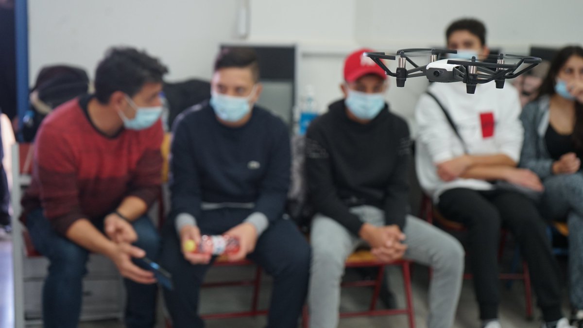escalante329's tweet photo. Ayer alumnos de 2º ESO en #Grecia con el proyecto Active Learning Academy @EUErasmusPlus. Tercera jornada en #Cabanyal #Egio #Peloponeso. Han participado en un taller de preparación de drones junto a estudiantes de #Chipre #Italia #Polonia #Grecia https://t.co/ro1rRagjIa