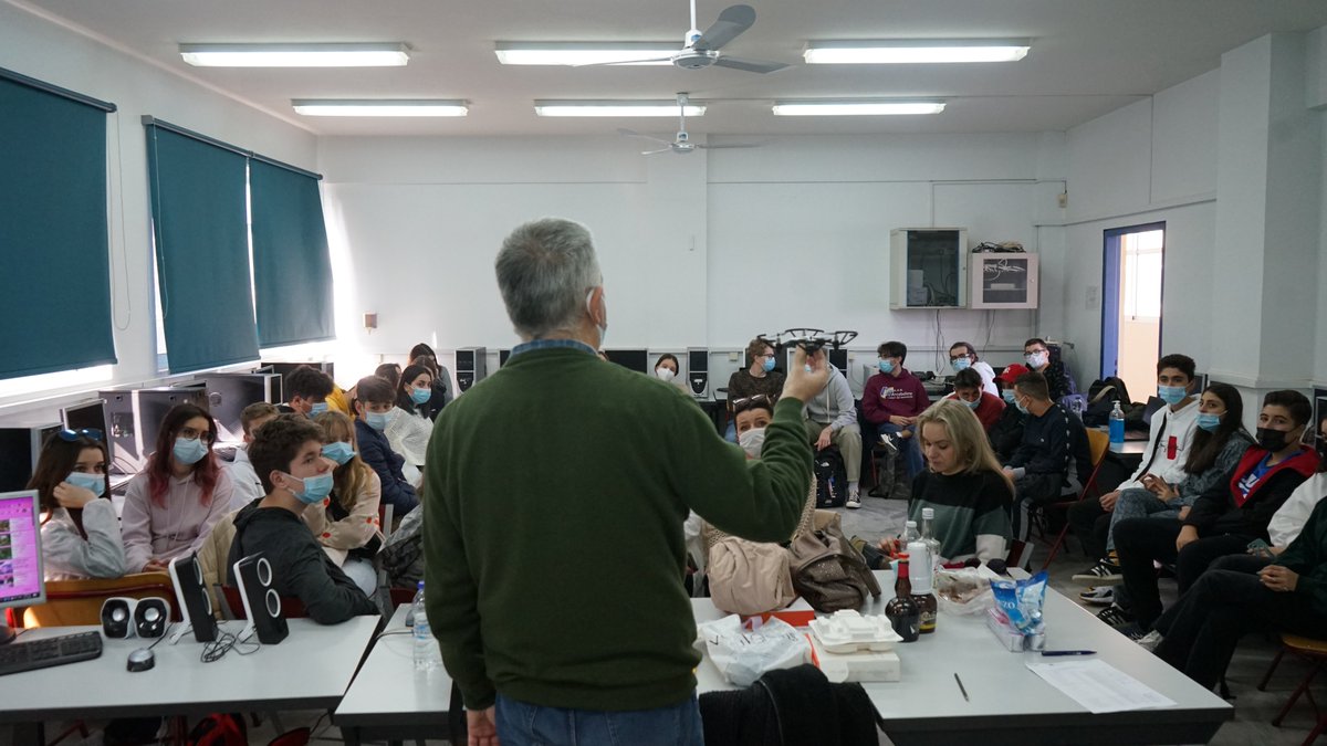 escalante329's tweet photo. Ayer alumnos de 2º ESO en #Grecia con el proyecto Active Learning Academy @EUErasmusPlus. Tercera jornada en #Cabanyal #Egio #Peloponeso. Han participado en un taller de preparación de drones junto a estudiantes de #Chipre #Italia #Polonia #Grecia https://t.co/ro1rRagjIa