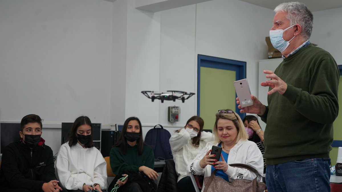 escalante329's tweet photo. Ayer alumnos de 2º ESO en #Grecia con el proyecto Active Learning Academy @EUErasmusPlus. Tercera jornada en #Cabanyal #Egio #Peloponeso. Han participado en un taller de preparación de drones junto a estudiantes de #Chipre #Italia #Polonia #Grecia https://t.co/ro1rRagjIa