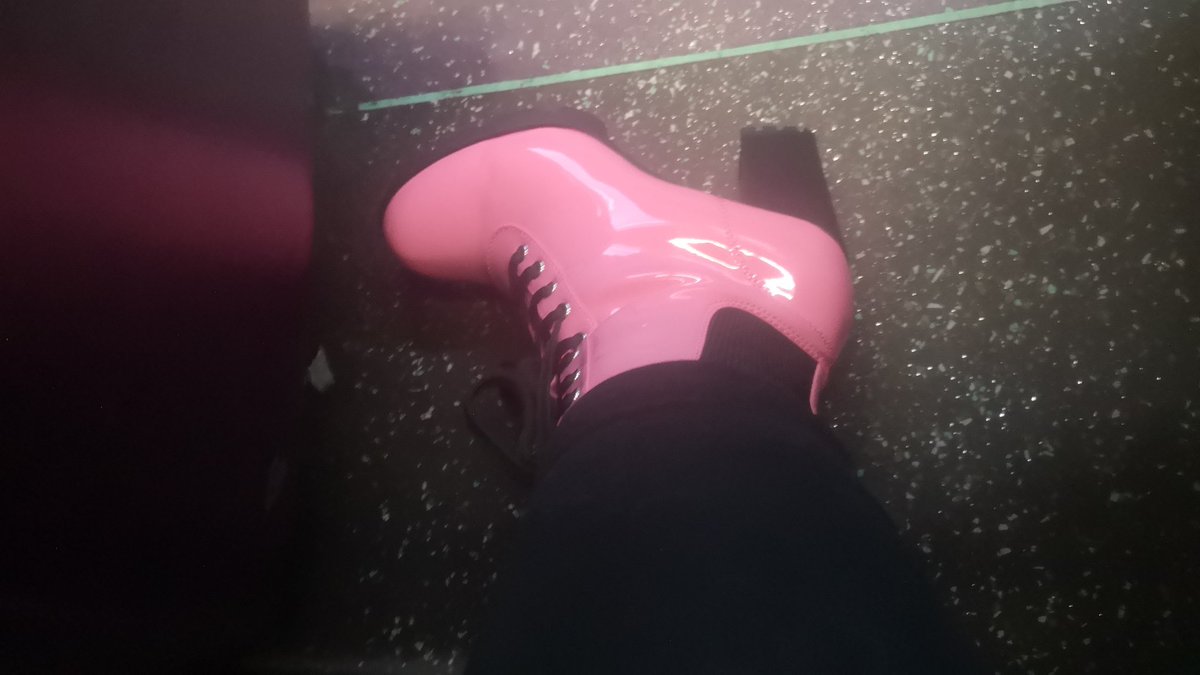 KatKinda's tweet photo. Bus man looked at my boots and said
 🌟fabulous 🌟 https://t.co/sxN340zWRL