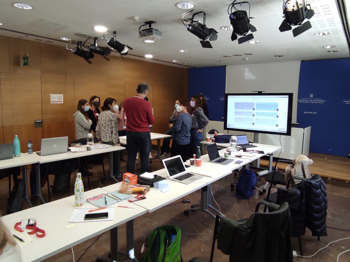 leaderponent's tweet photo. ➡️Els grups #LeaderCAT ja treballem per al nou #PDRCat ✅
💻Ahir vam formar-nos sobre identificació de la innovació dels nostres projectes i aliances transformatives amb @Ingenio_CsicUpv i @arcaruralcat 
🗂️Eines necessàries per dinamitzar el #mónrural 🏡 https://t.co/GTKROJXnyF