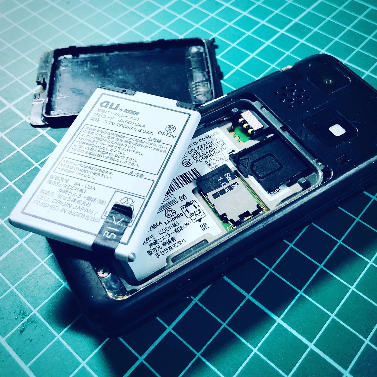 shinya_chanpuru's tweet image. 【15年前のガラケー&amp;amp;SD】
あるキッカケがあって、中高生時代の #ガラケー を引っ張りだしてきた！！
#miniSD とか懐かしい過ぎてめちゃくちゃエモいwww

中身のデータも当時ハマってたもののオンパレードで、#タイムカプセル を開いたような貴重な経験だった

#エモい #懐かしい #au #win #携帯電話