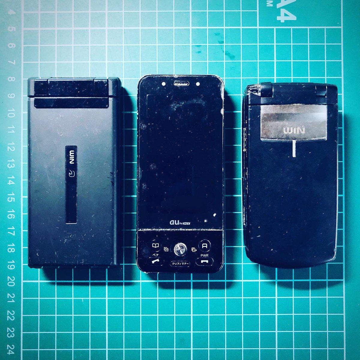 shinya_chanpuru's tweet image. 【15年前のガラケー&amp;amp;SD】
あるキッカケがあって、中高生時代の #ガラケー を引っ張りだしてきた！！
#miniSD とか懐かしい過ぎてめちゃくちゃエモいwww

中身のデータも当時ハマってたもののオンパレードで、#タイムカプセル を開いたような貴重な経験だった

#エモい #懐かしい #au #win #携帯電話