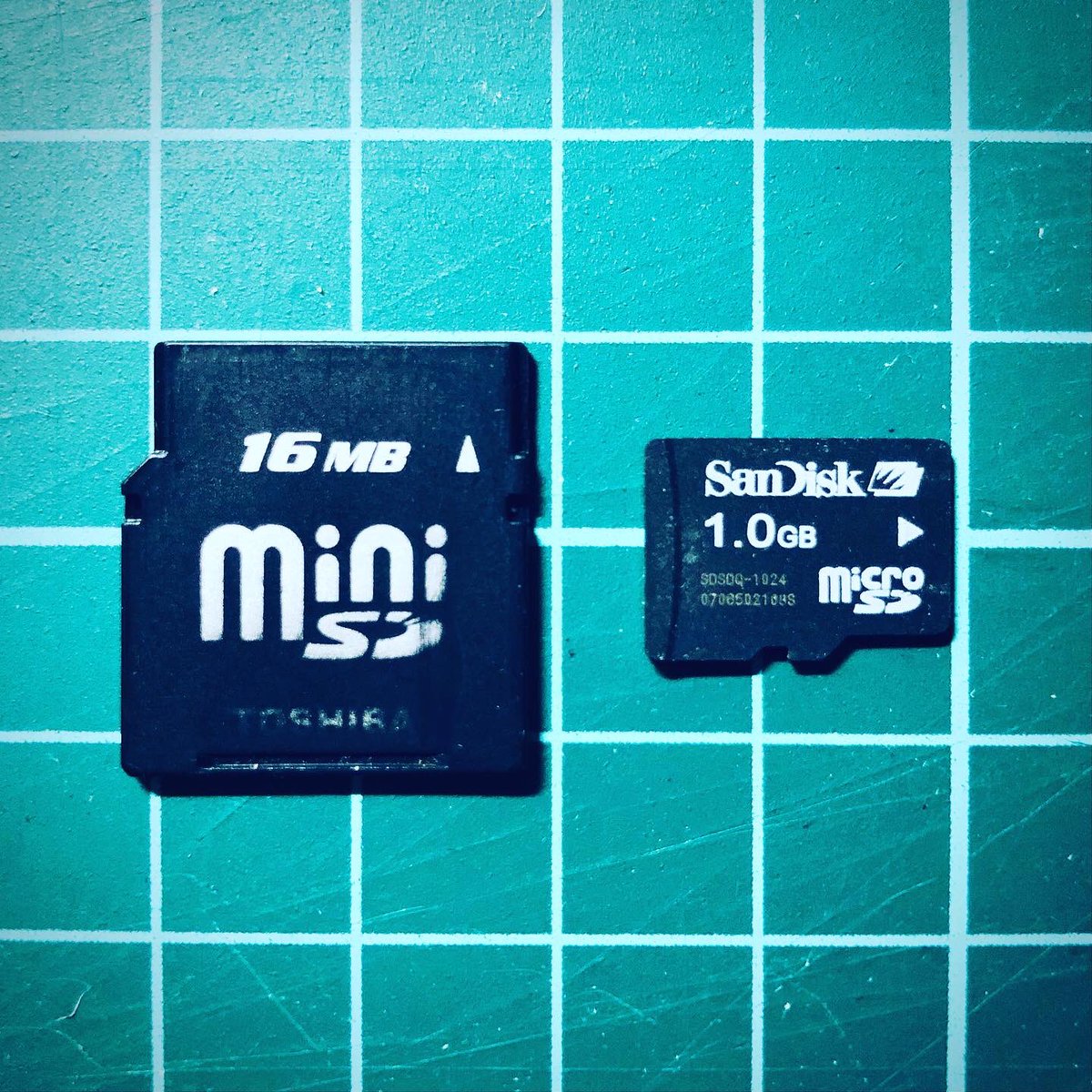 shinya_chanpuru's tweet image. 【15年前のガラケー&amp;amp;SD】
あるキッカケがあって、中高生時代の #ガラケー を引っ張りだしてきた！！
#miniSD とか懐かしい過ぎてめちゃくちゃエモいwww

中身のデータも当時ハマってたもののオンパレードで、#タイムカプセル を開いたような貴重な経験だった

#エモい #懐かしい #au #win #携帯電話