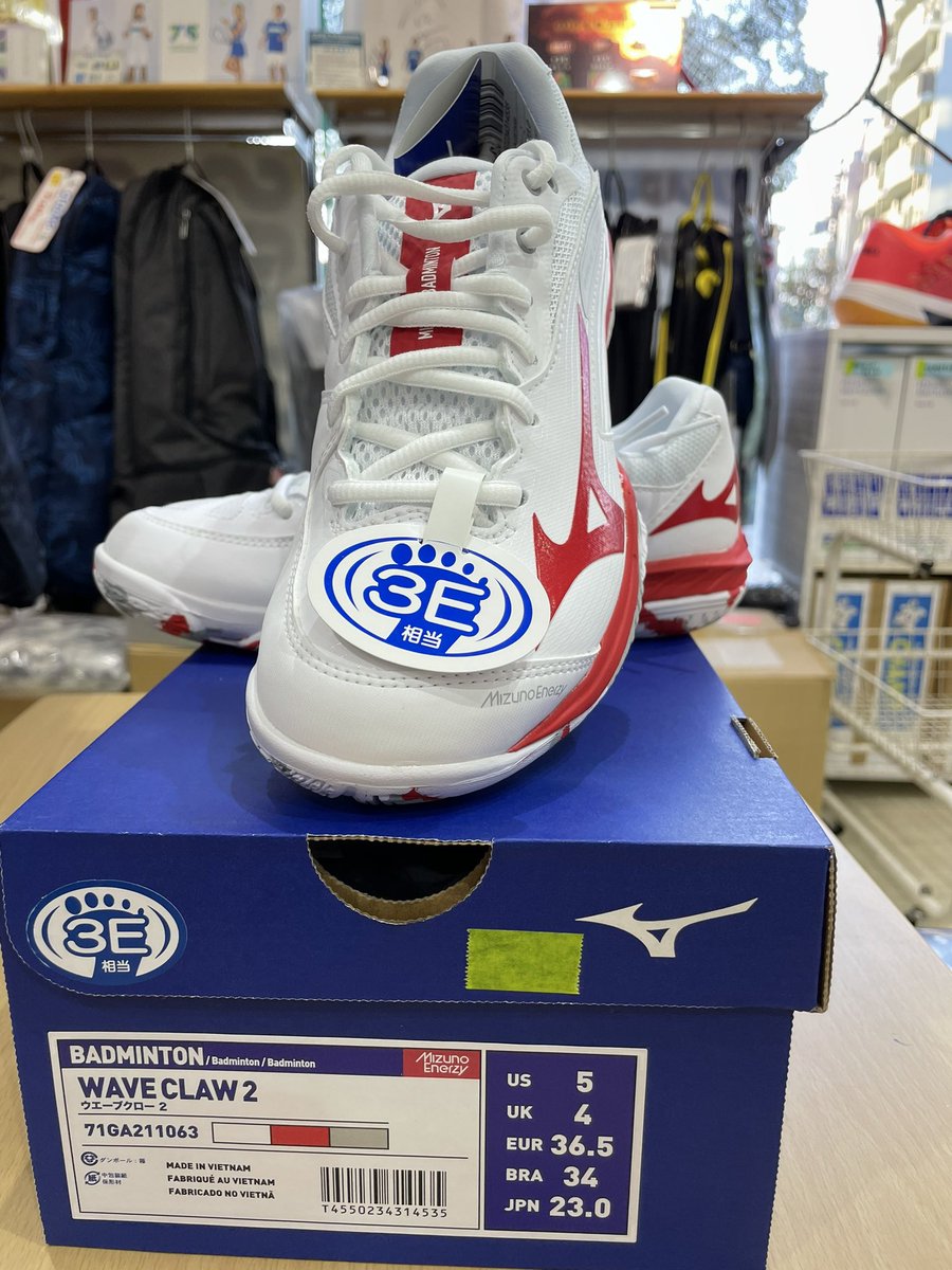 all_champ's tweet photo. ⭐️新製品入荷のお知らせ⭐️
ミズノより、
ウェーブクロー2入荷しました✨
ぜひ店頭にてご覧下さい♪
天王寺　
#ミズノ #MIZUNO #ウェーブクロー2 #チャンプ #バドミントンプロショップチャンプ https://t.co/Uw7StObVFd
