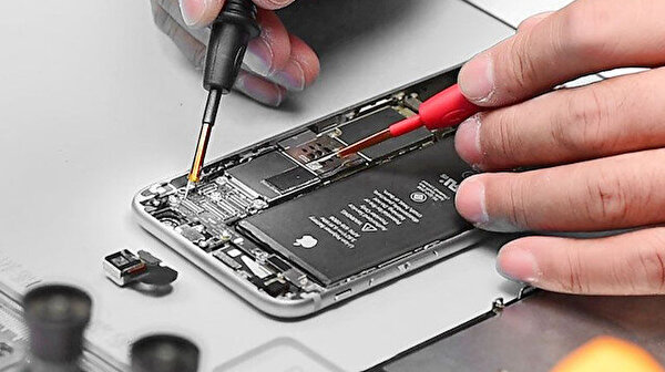 Apple, dün duyurduğu 'Self Servis Onarım' projesiyle birlikte kullanıcıların kendi cihazlarını onarmasına imkan sağlayan yeni bir sistem geliştirdi. Telefon tarafında ilk etapta yalnızca iPhone 12 ve iPhone 13 serisi için geçerli olan bu yöntem,

turkiyetelevizyonu.com.tr/2021/11/18/app…