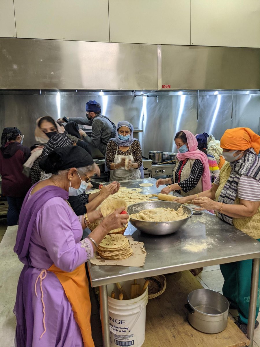 CityNewsVAN's tweet photo. Pillows for evacuees in Abbotsford, pizza for dozens of truck drivers stuck in Kamloops, homemade meals choppered in to Hope. Those are some of the ways @khalsaaidca has mobilized volunteers in B.C. in the wake of disastrous flooding. https://t.co/H7M4YfkZLy https://t.co/Y7evDKLh1M