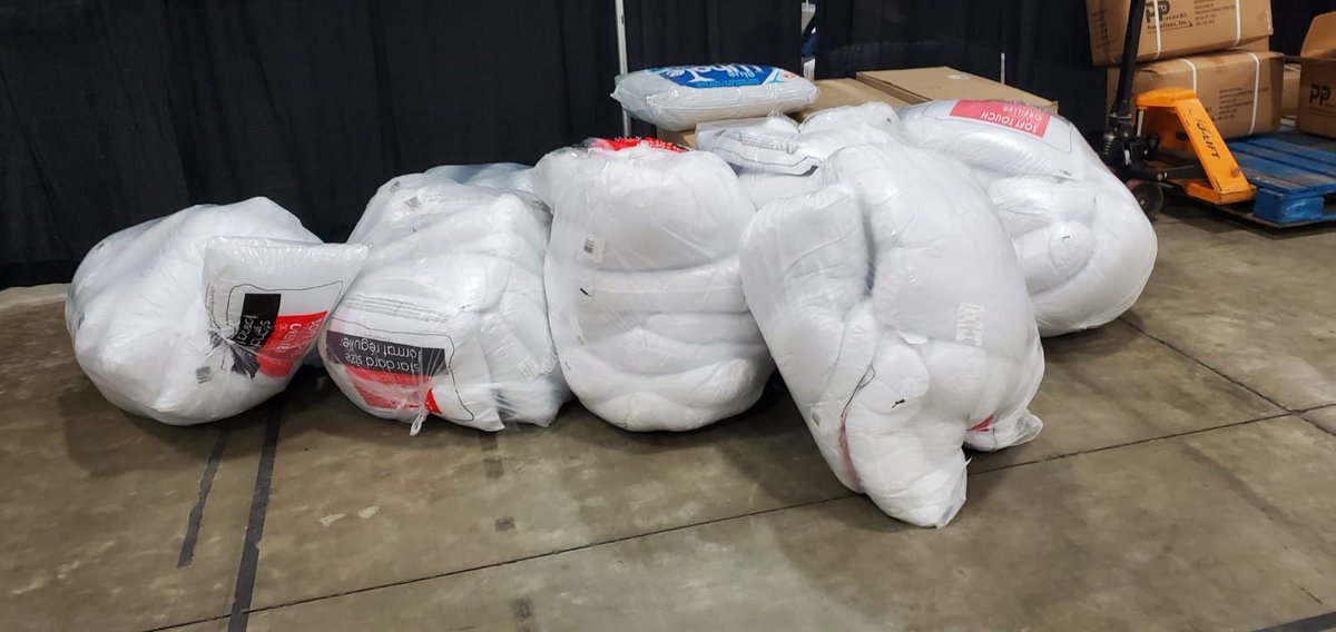 CityNewsVAN's tweet photo. Pillows for evacuees in Abbotsford, pizza for dozens of truck drivers stuck in Kamloops, homemade meals choppered in to Hope. Those are some of the ways @khalsaaidca has mobilized volunteers in B.C. in the wake of disastrous flooding. https://t.co/H7M4YfkZLy https://t.co/Y7evDKLh1M
