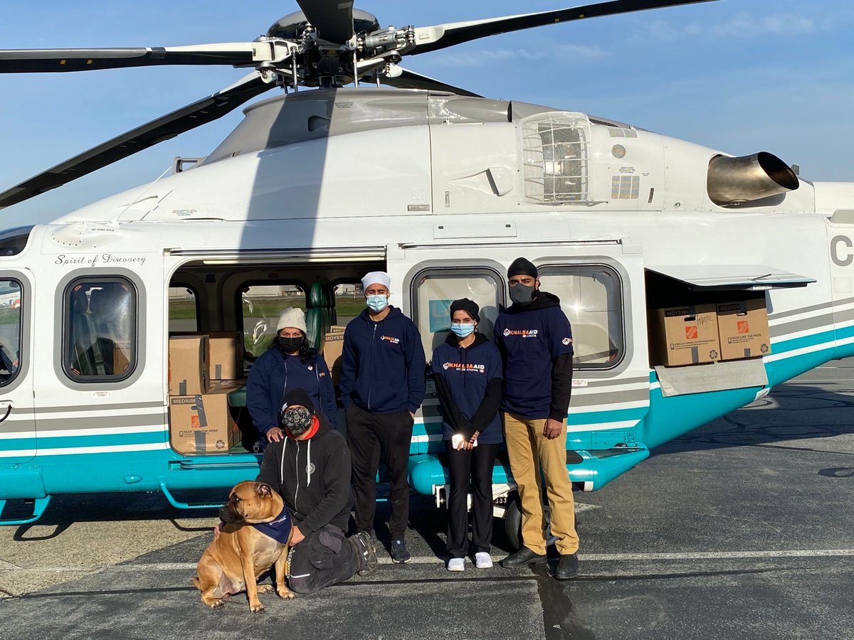 CityNewsVAN's tweet photo. Pillows for evacuees in Abbotsford, pizza for dozens of truck drivers stuck in Kamloops, homemade meals choppered in to Hope. Those are some of the ways @khalsaaidca has mobilized volunteers in B.C. in the wake of disastrous flooding. https://t.co/H7M4YfkZLy https://t.co/Y7evDKLh1M