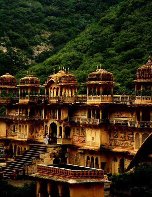 Travelergram11's tweet photo. अपनी स्थापत्य कला और खूबसूरती के लिए विश्वभर में ‘गुलाबी नगरी’ के नाम से विख्यात राजस्थान की राजधानी जयपुर के स्थापना दिवस पर समस्त प्रदेश एवं जयपुरवासियों को हार्दिक शुभकामनाएं।
जयपुर अपनी सांस्कृतिक विरासत एवं ऐतिहासिक धरोहरों के लिए विश्व के शीर्ष पर्यटन स्थलों में शुमार है। https://t.co/wKCxOmraeZ